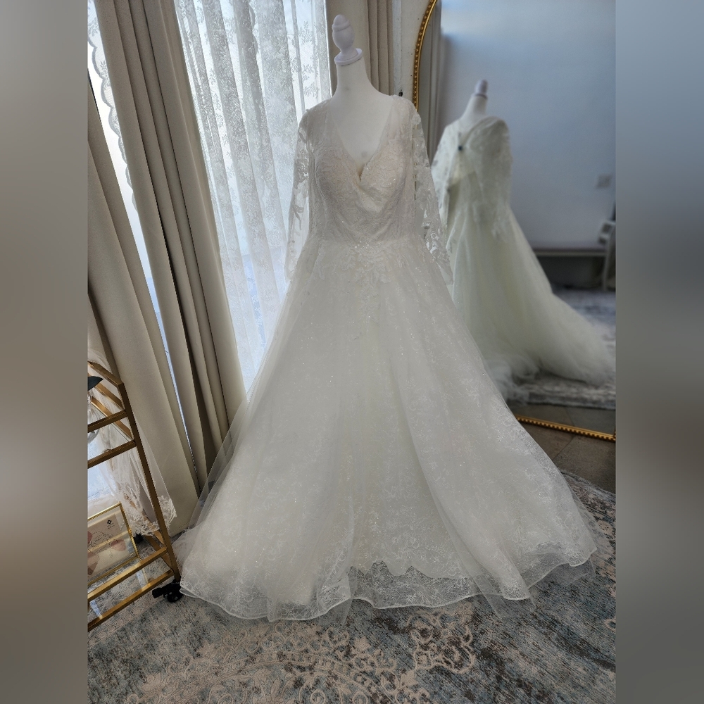 Private label, size 24 white wedding dress